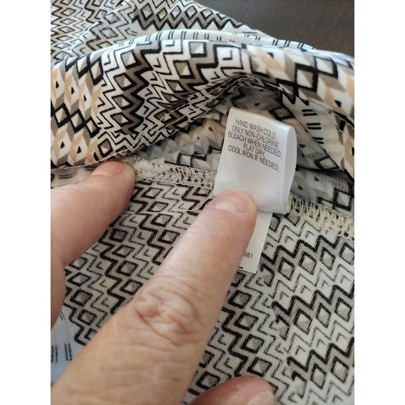 PRETTY DANA BUCHMAN WOMEN'S MEDIUM BLOUSE. BRN/BLK/WHT GEOMETRICAL PATTERN-SILKY - Picture 4 of 5